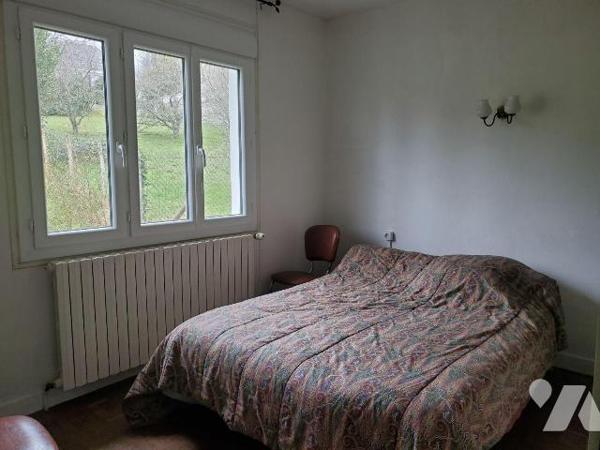 Maison à Vendre à Guéret (23000) en Creuse (23) comprenant : 
-	Sous sol de garage/atelier, ch...