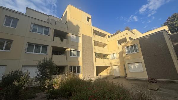 Grand F2 avec balcon et parking