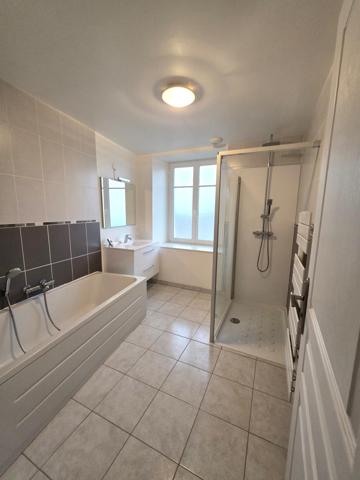 Maison de bourg rénovée, ses 4 chambres, son garage et son terrain