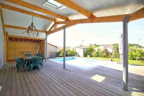 BON ENCONTRE - Maison de plain-pied de 2022 de 103m² avec 3 chambres, jardin, piscine et dépendance.