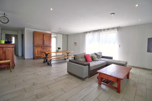 BON ENCONTRE - Maison de plain-pied de 2022 de 103m² avec 3 chambres, jardin, piscine et dépendance.