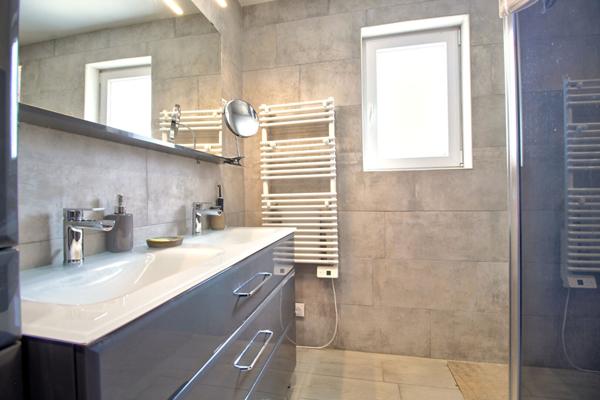 BON ENCONTRE - Maison de plain-pied de 2022 de 103m² avec 3 chambres, jardin, piscine et dépendance.