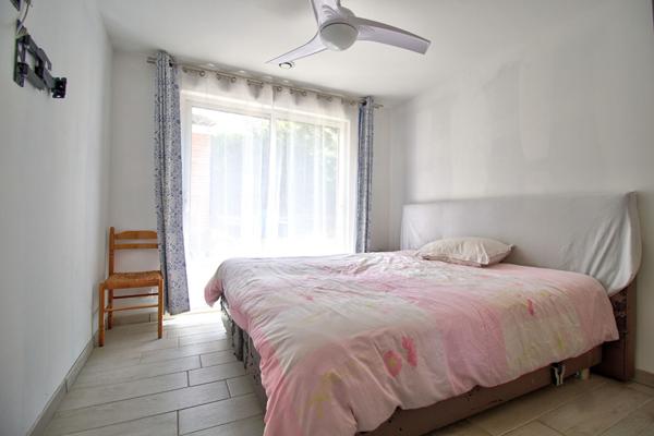 BON ENCONTRE - Maison de plain-pied de 2022 de 103m² avec 3 chambres, jardin, piscine et dépendance.