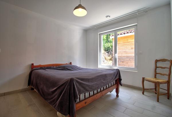 BON ENCONTRE - Maison de plain-pied de 2022 de 103m² avec 3 chambres, jardin, piscine et dépendance.