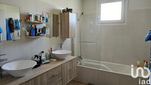 Maison à vendre 6 pièces 159 m² Saint-Saturnin-lès-Avignon