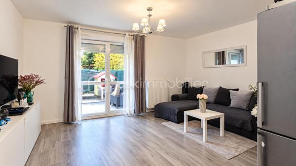 Appartement 3 pièces 63 m² – Terrasse/Jardin – Parking – Choisy-le-Roi

À Choisy-le-Roi, découvrez cet agréable 3 pièces de 63,02 m² loi Carrez, situé en rez-de-chaussée et bénéficiant d’un espace extérieur privatif, véritable prolongement de la pièce de vie.

L’appartement offre un séjour donnant directement sur la terrasse et le jardin, une cuisine aménagée et équipée, deux chambres, une salle de bains ainsi que des espaces de rangement.

Bien entretenu et fonctionnel, il propose une distribution agréable et un extérieur particulièrement appréciable pour profiter des beaux jours.

Une place de parking complète ce bien.

Les + : 63,02 m² loi Carrez • 3 pièces • 2 chambres • terrasse/jardin • cuisine équipée • parking • DPE C