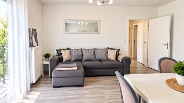 Appartement 3 pièces 63 m² – Terrasse/Jardin – Parking – Choisy-le-Roi

À Choisy-le-Roi, découvrez cet agréable 3 pièces de 63,02 m² loi Carrez, situé en rez-de-chaussée et bénéficiant d’un espace extérieur privatif, véritable prolongement de la pièce de vie.

L’appartement offre un séjour donnant directement sur la terrasse et le jardin, une cuisine aménagée et équipée, deux chambres, une salle de bains ainsi que des espaces de rangement.

Bien entretenu et fonctionnel, il propose une distribution agréable et un extérieur particulièrement appréciable pour profiter des beaux jours.

Une place de parking complète ce bien.

Les + : 63,02 m² loi Carrez • 3 pièces • 2 chambres • terrasse/jardin • cuisine équipée • parking • DPE C