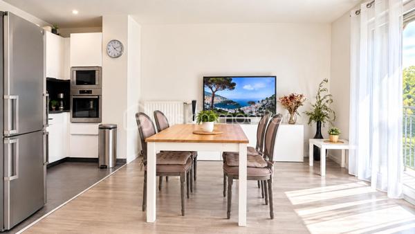 Appartement 3 pièces 63 m² – Terrasse/Jardin – Parking – Choisy-le-Roi

À Choisy-le-Roi, découvrez cet agréable 3 pièces de 63,02 m² loi Carrez, situé en rez-de-chaussée et bénéficiant d’un espace extérieur privatif, véritable prolongement de la pièce de vie.

L’appartement offre un séjour donnant directement sur la terrasse et le jardin, une cuisine aménagée et équipée, deux chambres, une salle de bains ainsi que des espaces de rangement.

Bien entretenu et fonctionnel, il propose une distribution agréable et un extérieur particulièrement appréciable pour profiter des beaux jours.

Une place de parking complète ce bien.

Les + : 63,02 m² loi Carrez • 3 pièces • 2 chambres • terrasse/jardin • cuisine équipée • parking • DPE C
