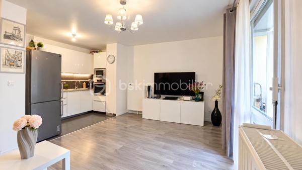 Appartement 3 pièces 63 m² – Terrasse/Jardin – Parking – Choisy-le-Roi

À Choisy-le-Roi, découvrez cet agréable 3 pièces de 63,02 m² loi Carrez, situé en rez-de-chaussée et bénéficiant d’un espace extérieur privatif, véritable prolongement de la pièce de vie.

L’appartement offre un séjour donnant directement sur la terrasse et le jardin, une cuisine aménagée et équipée, deux chambres, une salle de bains ainsi que des espaces de rangement.

Bien entretenu et fonctionnel, il propose une distribution agréable et un extérieur particulièrement appréciable pour profiter des beaux jours.

Une place de parking complète ce bien.

Les + : 63,02 m² loi Carrez • 3 pièces • 2 chambres • terrasse/jardin • cuisine équipée • parking • DPE C