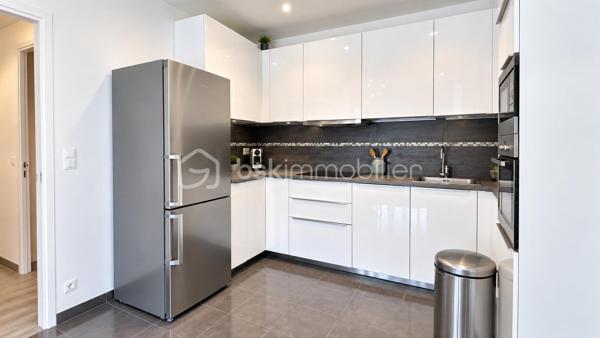 Appartement 3 pièces 63 m² – Terrasse/Jardin – Parking – Choisy-le-Roi

À Choisy-le-Roi, découvrez cet agréable 3 pièces de 63,02 m² loi Carrez, situé en rez-de-chaussée et bénéficiant d’un espace extérieur privatif, véritable prolongement de la pièce de vie.

L’appartement offre un séjour donnant directement sur la terrasse et le jardin, une cuisine aménagée et équipée, deux chambres, une salle de bains ainsi que des espaces de rangement.

Bien entretenu et fonctionnel, il propose une distribution agréable et un extérieur particulièrement appréciable pour profiter des beaux jours.

Une place de parking complète ce bien.

Les + : 63,02 m² loi Carrez • 3 pièces • 2 chambres • terrasse/jardin • cuisine équipée • parking • DPE C