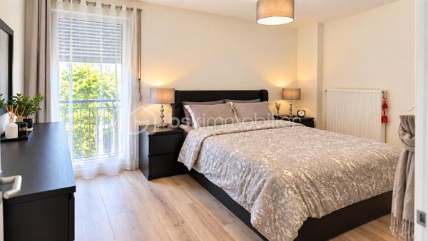 Appartement 3 pièces 63 m² – Terrasse/Jardin – Parking – Choisy-le-Roi

À Choisy-le-Roi, découvrez cet agréable 3 pièces de 63,02 m² loi Carrez, situé en rez-de-chaussée et bénéficiant d’un espace extérieur privatif, véritable prolongement de la pièce de vie.

L’appartement offre un séjour donnant directement sur la terrasse et le jardin, une cuisine aménagée et équipée, deux chambres, une salle de bains ainsi que des espaces de rangement.

Bien entretenu et fonctionnel, il propose une distribution agréable et un extérieur particulièrement appréciable pour profiter des beaux jours.

Une place de parking complète ce bien.

Les + : 63,02 m² loi Carrez • 3 pièces • 2 chambres • terrasse/jardin • cuisine équipée • parking • DPE C