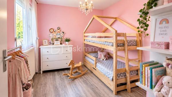 Appartement 3 pièces 63 m² – Terrasse/Jardin – Parking – Choisy-le-Roi

À Choisy-le-Roi, découvrez cet agréable 3 pièces de 63,02 m² loi Carrez, situé en rez-de-chaussée et bénéficiant d’un espace extérieur privatif, véritable prolongement de la pièce de vie.

L’appartement offre un séjour donnant directement sur la terrasse et le jardin, une cuisine aménagée et équipée, deux chambres, une salle de bains ainsi que des espaces de rangement.

Bien entretenu et fonctionnel, il propose une distribution agréable et un extérieur particulièrement appréciable pour profiter des beaux jours.

Une place de parking complète ce bien.

Les + : 63,02 m² loi Carrez • 3 pièces • 2 chambres • terrasse/jardin • cuisine équipée • parking • DPE C