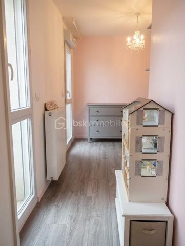 Appartement 3 pièces 63 m² – Terrasse/Jardin – Parking – Choisy-le-Roi

À Choisy-le-Roi, découvrez cet agréable 3 pièces de 63,02 m² loi Carrez, situé en rez-de-chaussée et bénéficiant d’un espace extérieur privatif, véritable prolongement de la pièce de vie.

L’appartement offre un séjour donnant directement sur la terrasse et le jardin, une cuisine aménagée et équipée, deux chambres, une salle de bains ainsi que des espaces de rangement.

Bien entretenu et fonctionnel, il propose une distribution agréable et un extérieur particulièrement appréciable pour profiter des beaux jours.

Une place de parking complète ce bien.

Les + : 63,02 m² loi Carrez • 3 pièces • 2 chambres • terrasse/jardin • cuisine équipée • parking • DPE C