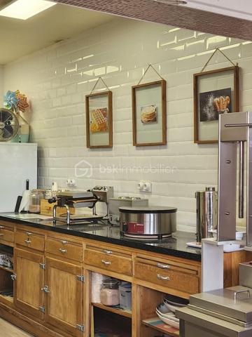 🍦 Une belle opportunité pour les entrepreneurs gourmands… ou ceux qui ont simplement le goût des bonnes affaires !

Situé au cœur d'une place particulièrement dynamique du Barcarès, ce local commercial bénéficie d'un emplacement stratégique avec un fort passage piéton tout au long de la saison.

Actuellement exploité en glacier et snack salé, il offre de nombreuses possibilités d'activités grâce à sa visibilité exceptionnelle et à son environnement commerçant.

Les atouts du local :

✅ Emplacement premium sur une place très fréquentée
✅ Activité actuelle de glacier et restauration rapide
✅ Point d'eau
✅ WC séparés
✅ Terrasse privative pour accueillir la clientèle en extérieur
✅ Possibilité d'obtenir une extension de terrasse auprès de la mairie pour la saison (redevance d'environ 1 200 €)

Que vous souhaitiez poursuivre une activité gourmande, développer un concept original ou simplement profiter d'un emplacement rare, ce local réunit tous les ingrédients pour réussir.

💡 Bonus : ici, ce ne sont pas seulement les glaces qui fondent vite… les opportunités aussi !

Prix de vente :

150 000 € HAI (Honoraires d'Agence Inclus)

Pour plus d'informations ou organiser une visite, contactez-moi sans tarder.