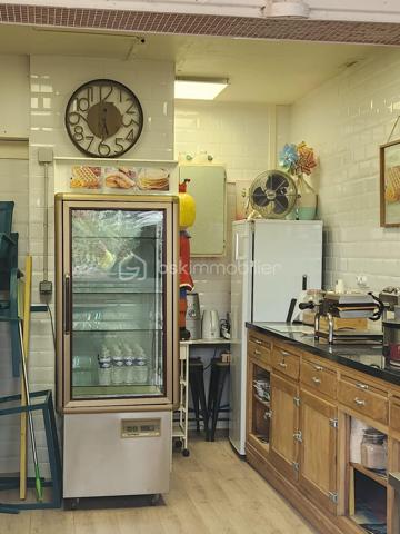 🍦 Une belle opportunité pour les entrepreneurs gourmands… ou ceux qui ont simplement le goût des bonnes affaires !

Situé au cœur d'une place particulièrement dynamique du Barcarès, ce local commercial bénéficie d'un emplacement stratégique avec un fort passage piéton tout au long de la saison.

Actuellement exploité en glacier et snack salé, il offre de nombreuses possibilités d'activités grâce à sa visibilité exceptionnelle et à son environnement commerçant.

Les atouts du local :

✅ Emplacement premium sur une place très fréquentée
✅ Activité actuelle de glacier et restauration rapide
✅ Point d'eau
✅ WC séparés
✅ Terrasse privative pour accueillir la clientèle en extérieur
✅ Possibilité d'obtenir une extension de terrasse auprès de la mairie pour la saison (redevance d'environ 1 200 €)

Que vous souhaitiez poursuivre une activité gourmande, développer un concept original ou simplement profiter d'un emplacement rare, ce local réunit tous les ingrédients pour réussir.

💡 Bonus : ici, ce ne sont pas seulement les glaces qui fondent vite… les opportunités aussi !

Prix de vente :

150 000 € HAI (Honoraires d'Agence Inclus)

Pour plus d'informations ou organiser une visite, contactez-moi sans tarder.