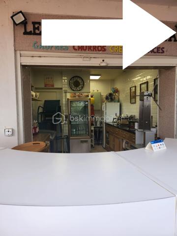 🍦 Une belle opportunité pour les entrepreneurs gourmands… ou ceux qui ont simplement le goût des bonnes affaires !

Situé au cœur d'une place particulièrement dynamique du Barcarès, ce local commercial bénéficie d'un emplacement stratégique avec un fort passage piéton tout au long de la saison.

Actuellement exploité en glacier et snack salé, il offre de nombreuses possibilités d'activités grâce à sa visibilité exceptionnelle et à son environnement commerçant.

Les atouts du local :

✅ Emplacement premium sur une place très fréquentée
✅ Activité actuelle de glacier et restauration rapide
✅ Point d'eau
✅ WC séparés
✅ Terrasse privative pour accueillir la clientèle en extérieur
✅ Possibilité d'obtenir une extension de terrasse auprès de la mairie pour la saison (redevance d'environ 1 200 €)

Que vous souhaitiez poursuivre une activité gourmande, développer un concept original ou simplement profiter d'un emplacement rare, ce local réunit tous les ingrédients pour réussir.

💡 Bonus : ici, ce ne sont pas seulement les glaces qui fondent vite… les opportunités aussi !

Prix de vente :

150 000 € HAI (Honoraires d'Agence Inclus)

Pour plus d'informations ou organiser une visite, contactez-moi sans tarder.