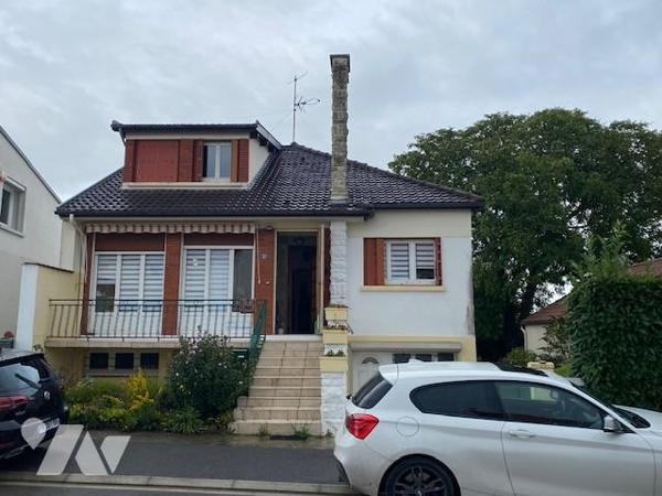 BERRU, sur une parcelle de 771 m², maison avec piscine et garage indépendant