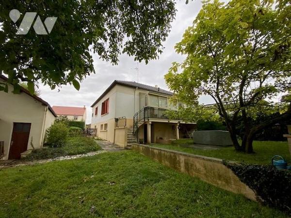 BERRU, sur une parcelle de 771 m², maison avec piscine et garage indépendant