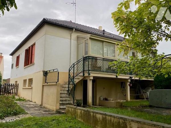 BERRU, sur une parcelle de 771 m², maison avec piscine et garage indépendant