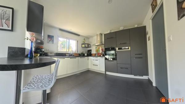 Maison contemporaine au calme d'un paisible hameau breton, à deux pas de la Ria d'ETEL.