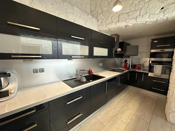 Local commercial avec vitrine sur rue et une maison d'habitation 7 pièces de 228m2