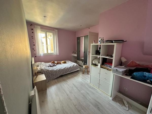 Local commercial avec vitrine sur rue et une maison d'habitation 7 pièces de 228m2