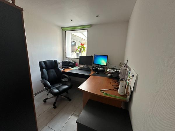 Local commercial avec vitrine sur rue et une maison d'habitation 7 pièces de 228m2
