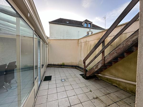 Local commercial avec vitrine sur rue et une maison d'habitation 7 pièces de 228m2