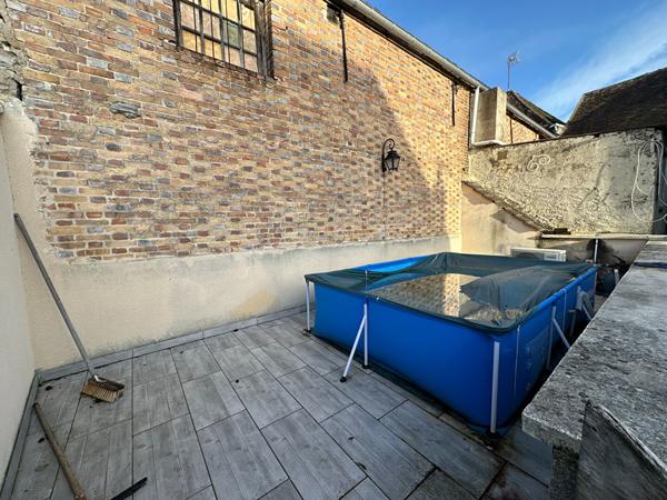 Local commercial avec vitrine sur rue et une maison d'habitation 7 pièces de 228m2