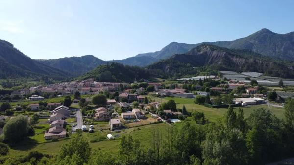 Maison de plain-pied, à vendre à La Motte du Caire -  Grand jardin - 210000 €
