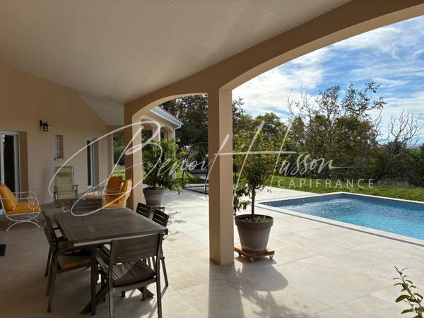 Maison contemporaine T5 avec piscine sur 2966m² de terrain