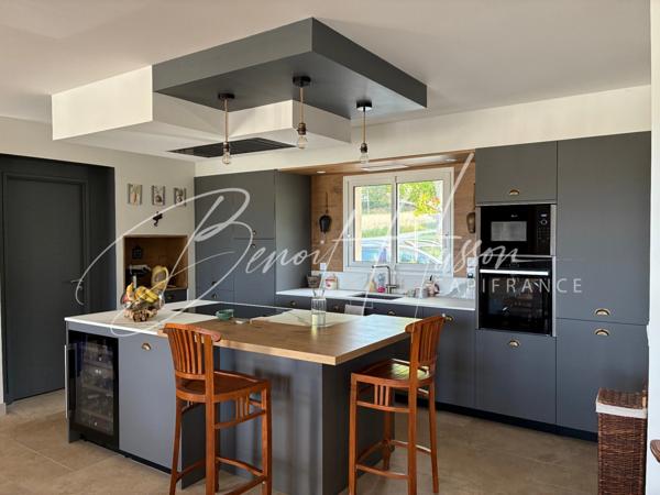 Maison contemporaine T5 avec piscine sur 2966m² de terrain