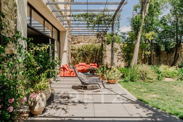 Propriété de luxe rénovée dans le Sud de la France avec jardin paysager.