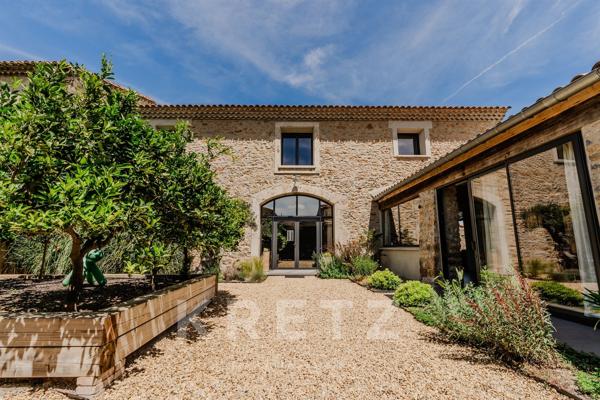 Propriété de luxe rénovée dans le Sud de la France avec jardin paysager.