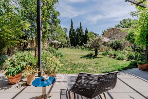 Propriété de luxe rénovée dans le Sud de la France avec jardin paysager.