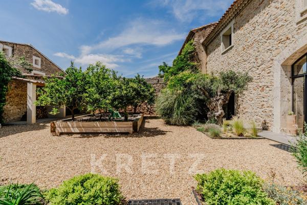 Propriété de luxe rénovée dans le Sud de la France avec jardin paysager.