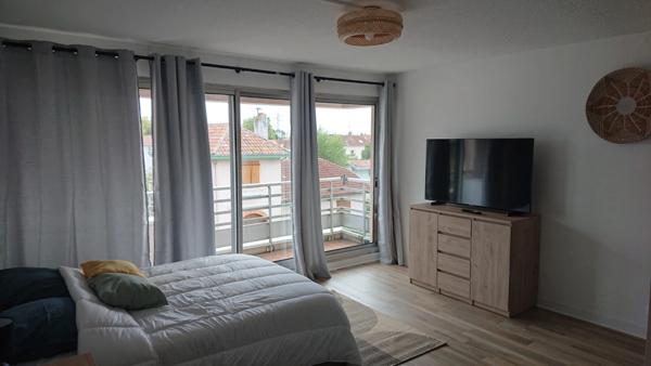 Studio idéalement placé avec balcon et parking