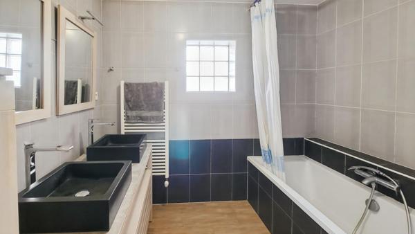 Grande maison familiale avec jardin arboré - Idéale pour une grande famille, une profession libérale ou deux foyers