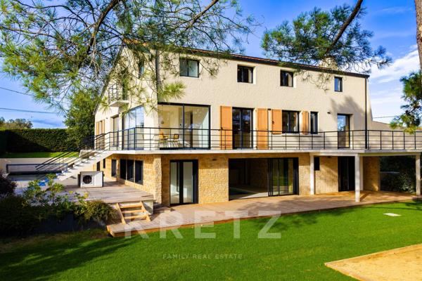 Une villa iconique dans l’esprit 70’s, entre mer et confort