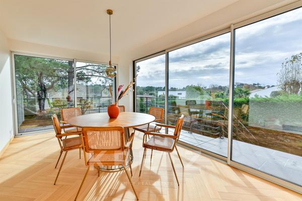 Une villa iconique dans l’esprit 70’s, entre mer et confort