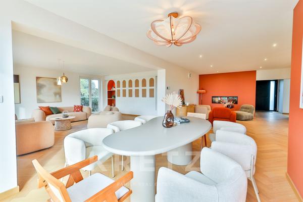 Une villa iconique dans l’esprit 70’s, entre mer et confort