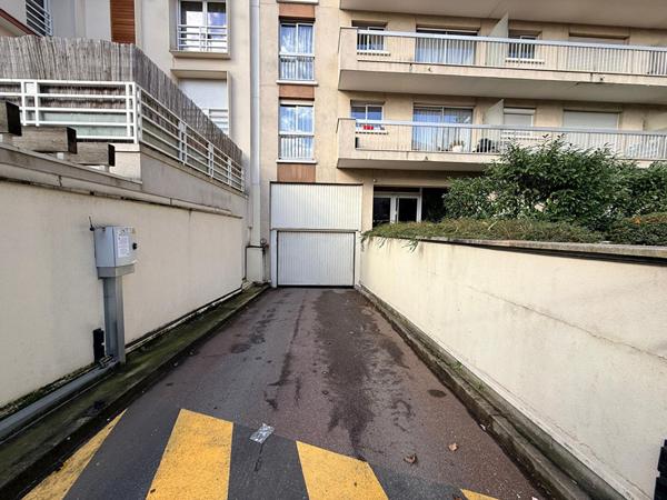 Parking / box Montreuil  12 m2