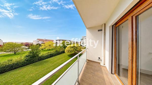 Appartement
         2 pièces
        - 43 m² 210 000 € *