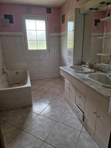 VILLA à vendre 4 pièces proche de VITTEL (88) avec terrasse et GARAGE / TERRAIN de 7800 m2