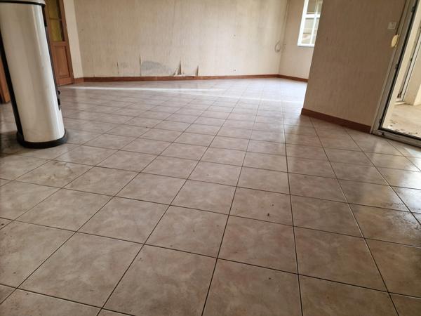 VILLA à vendre 4 pièces proche de VITTEL (88) avec terrasse et GARAGE / TERRAIN de 7800 m2