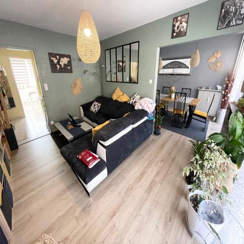 Appartement
                                                                                                                                                                                                                                                                                                                        5 pièce(s)                                                                                                                                                                                                          3 chambre(s)                                                                                                                                                                                                          92  m²