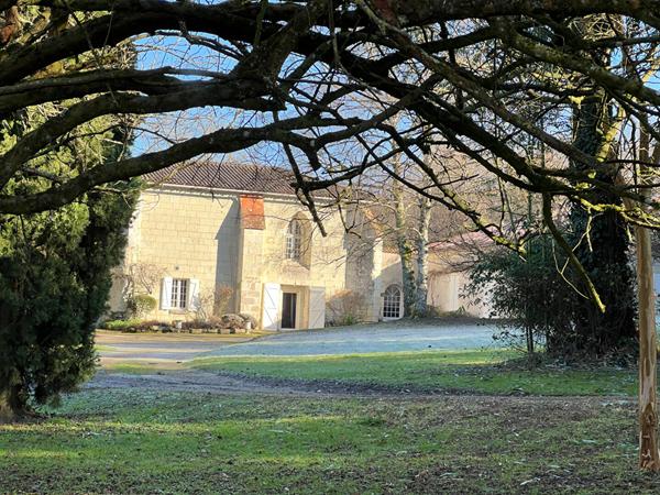 MAISON AVEC CHAPELLE - PISCINE