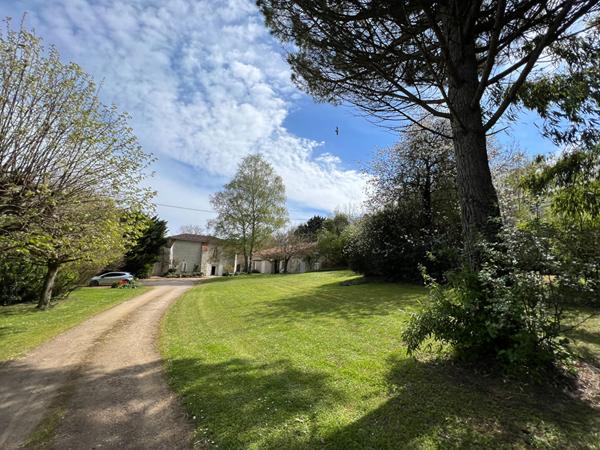 MAISON AVEC CHAPELLE - PISCINE