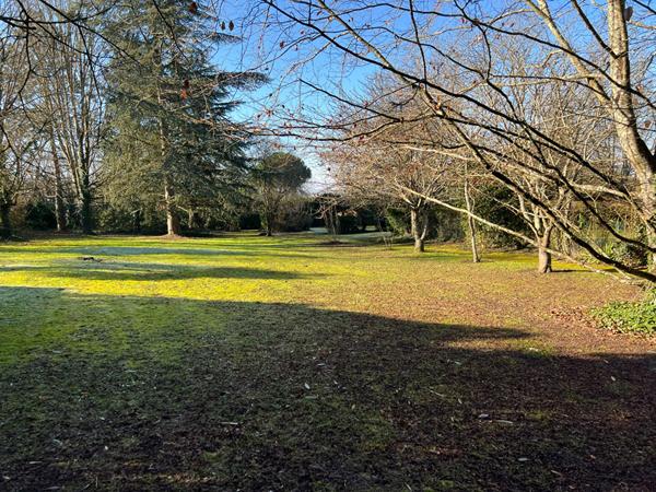 MAISON AVEC CHAPELLE - PISCINE