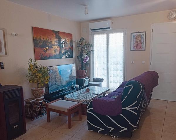 Grand maison avec extérieur et parking privé.